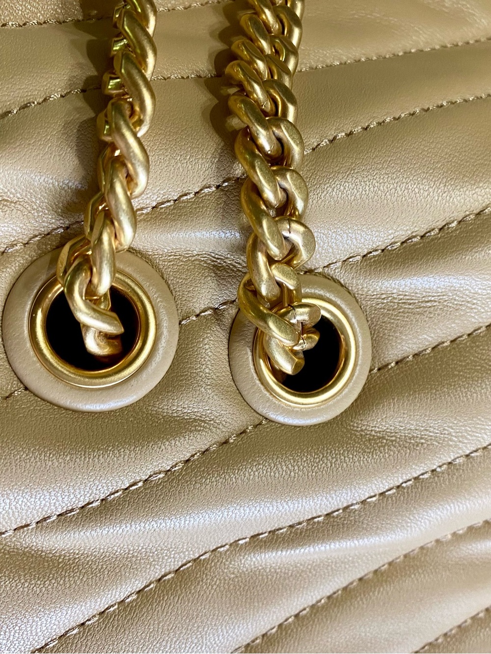 Tory Burch Beige Quilted Leather Shoulder Bag with Gold Chain - Picture 9 of 12